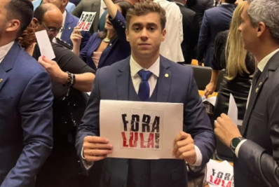 Bolsonarista, Nikolas Ferreira leva placa com 'Fora, Lula' na Câmara