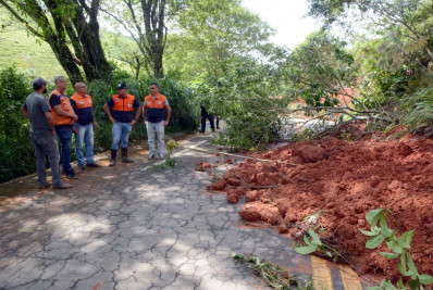 RJ-153 é desobstruída por equipes de Barra Mansa, Valença e DER-RJ