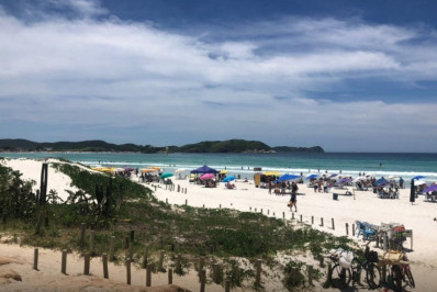 Fevereiro começa com praia cheia em Cabo Frio