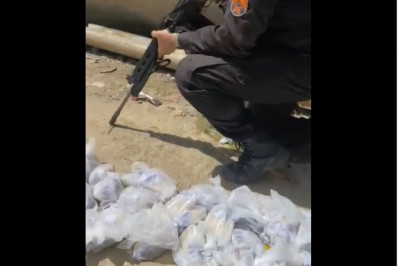PM apreende sacola com mais de 1.500 pinos de cocaína em Belford Roxo