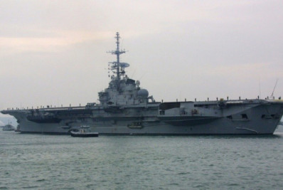 Porta-aviões que navega sem rumo há seis meses será afundado