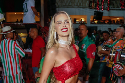 Yasmin Brunet cobre o umbigo para sambar na quadra da Grande Rio