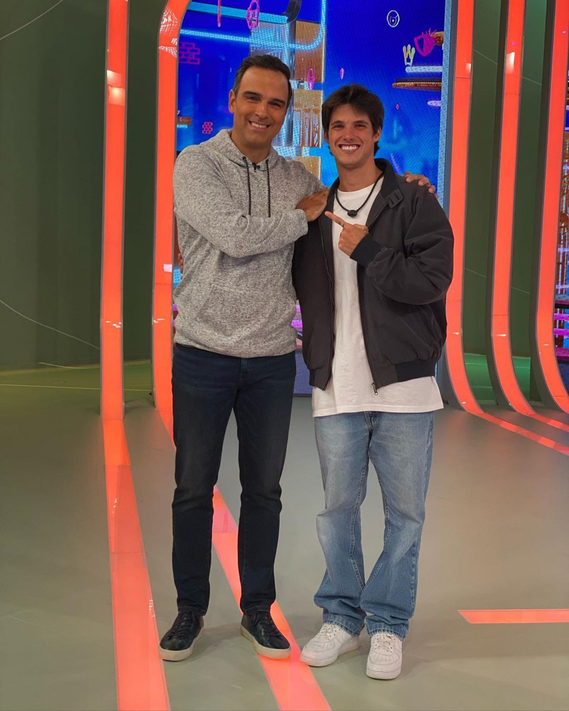 Tadeu Schmidt e Gabriel nos bastidores do 'BBB 23' - Reprodução