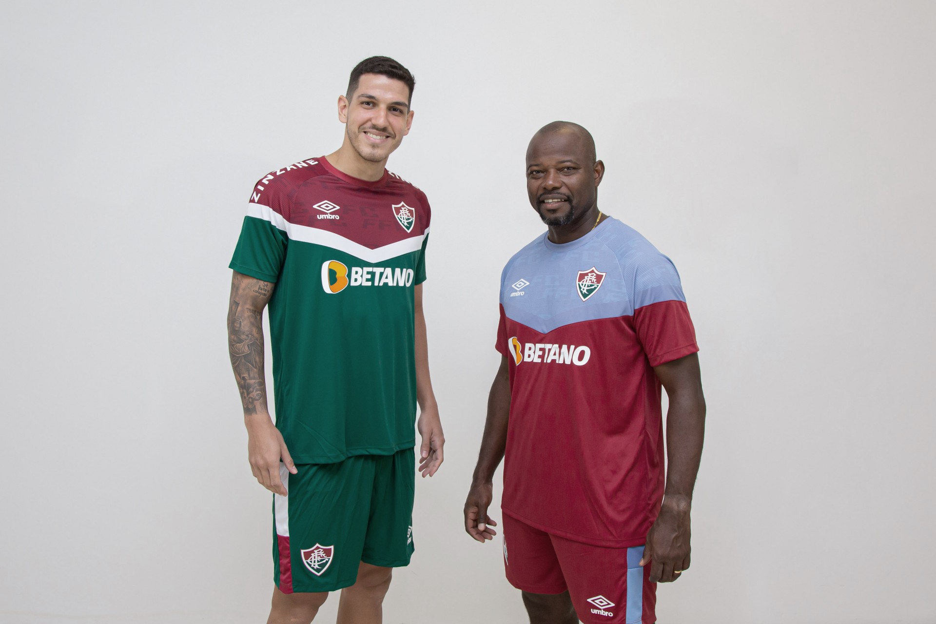 Nino e Marcão foram os modelos do lançamento dos novos uniformes de treino do elenco e da comissão técnica do Fluminense - Foto: Divulgação/Fluminense