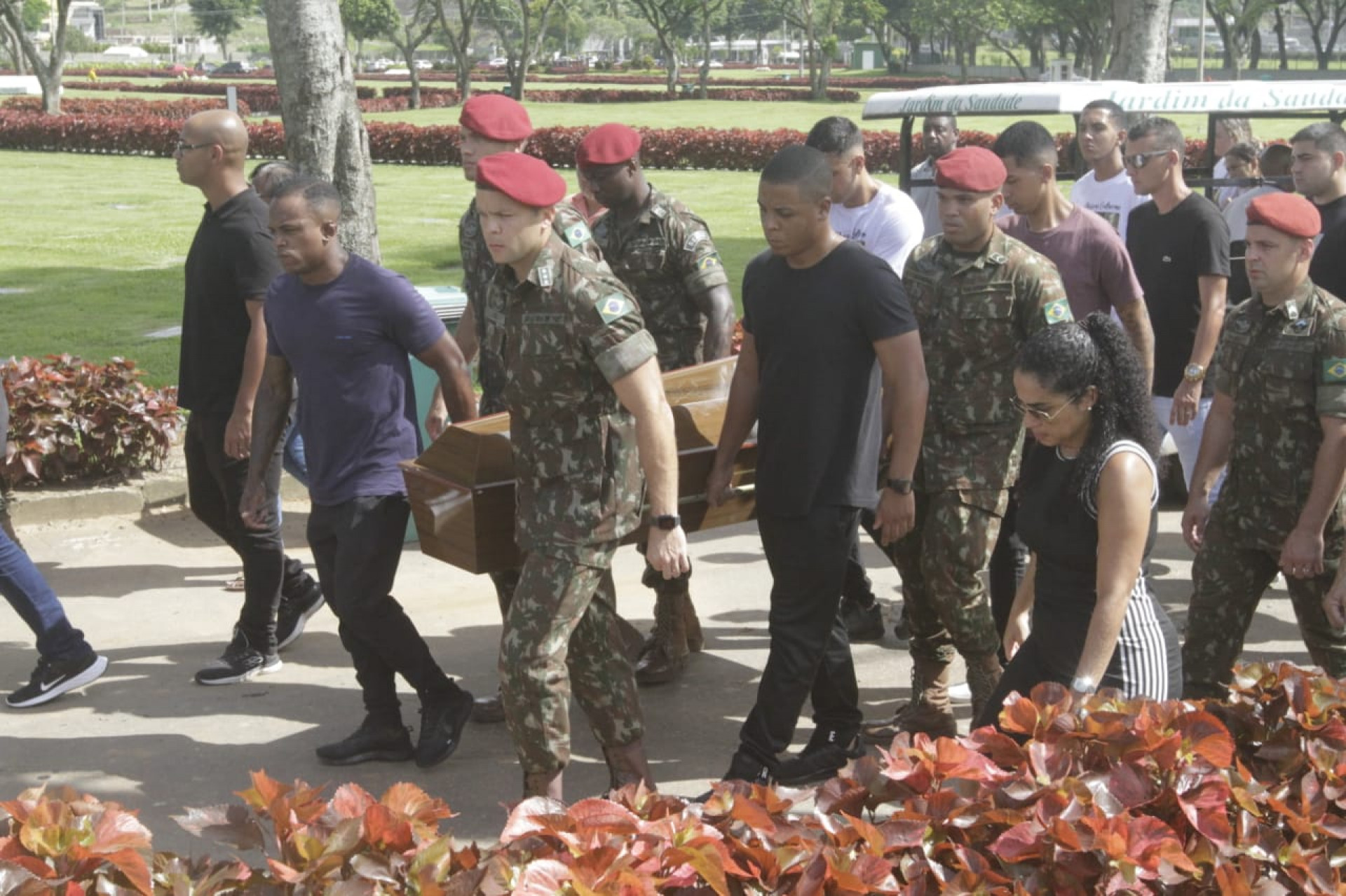 Alesson Guilherme Gomes de Santana, de 25 anos, foi enterrado, na manhã desta quarta-feira (1º), no Cemitério Jardim da Saudade - Marcos Porto / Agência O Dia