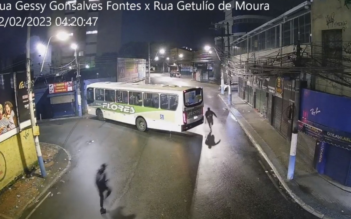 Flagrante de grupo armado explodindo a agencia da Caixa Econ&ocirc;mica, no Centro, pela segunda vez, em menos de um m&ecirc;s