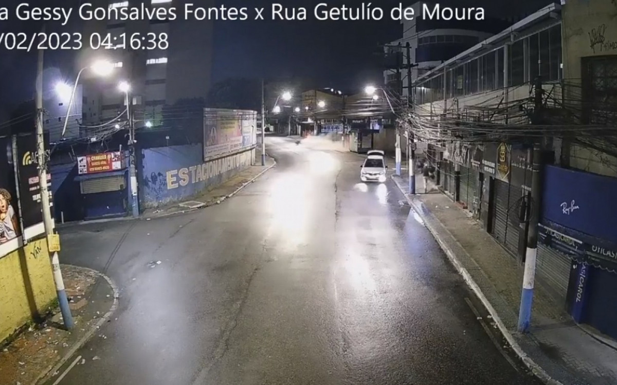 Um grupo armado explodiu a ag&ecirc;ncia da Caixa Econ&ocirc;mica Federal, no Centro de Meriti