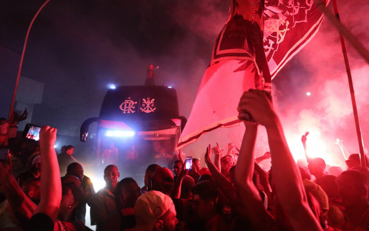Torcida do Flamengo acompanha o embarque do time para o Marrocos no aeroporto do Gale&atilde;o. 