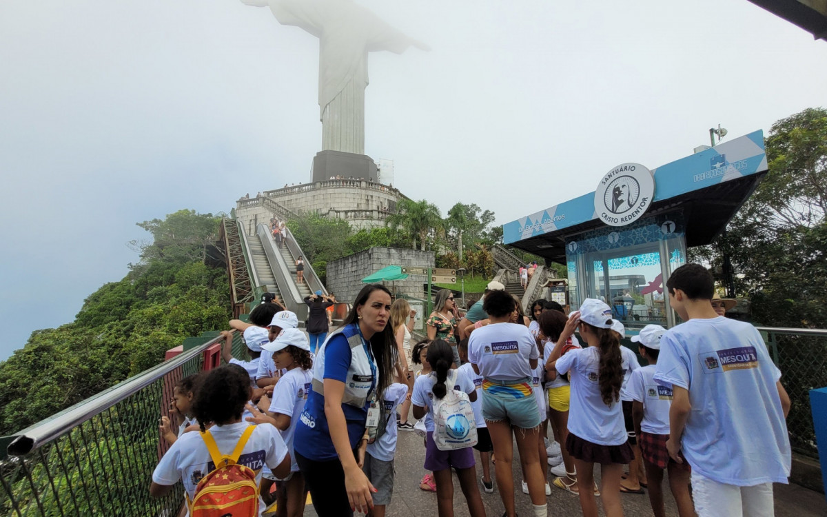 21 usu&aacute;rios mirins do espa&ccedil;o foram levados pela Prefeitura de Mesquita ao Corcovado