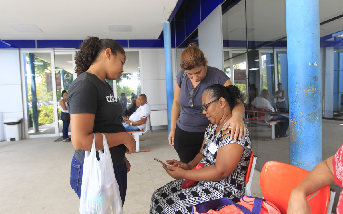 
Na foto, em p&eacute;, a esquerda, Daiana Fagundes, 29 anos t&eacute;cnica de enfermagem e a direita, Cristiane da Silva Medeiros 41, do lar, tias de Felipe Gabriel. Sentada, Silv&acirc;nia, m&atilde;e do jovem internado no hospital Ad&atilde;o Pereira Nunes, em Saracuruna