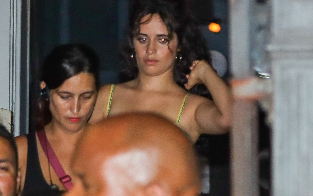 Camila Cabello participa de grava&ccedil;&atilde;o do filme 'Rob Peace' em bar da Lapa, no Rio, na noite de quarta-feira