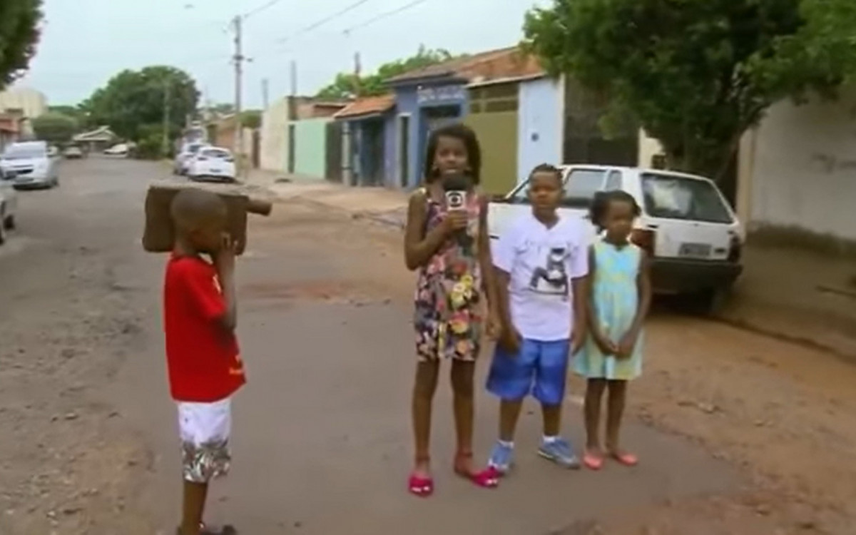 Mirella Archangelo brincava de ser repórter quando foi surpreendida por Gloria Maria - Reprodução/TV Globo