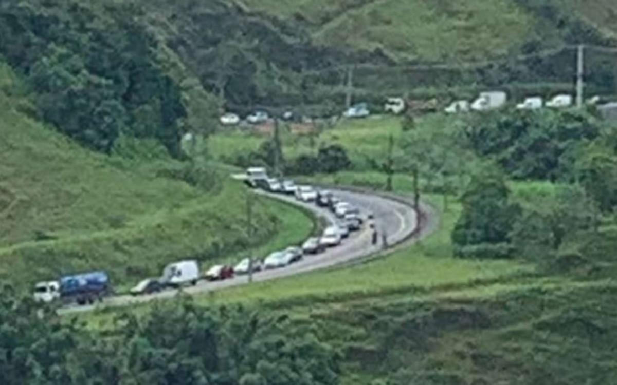 Por volta das 6h da manh&atilde;, Rio-Santos sentido Paraty, j&aacute; estava assim congestionada, por conta das obras da CCR RioSP, no trecho Camorim Pequeno em Angra dos Reis