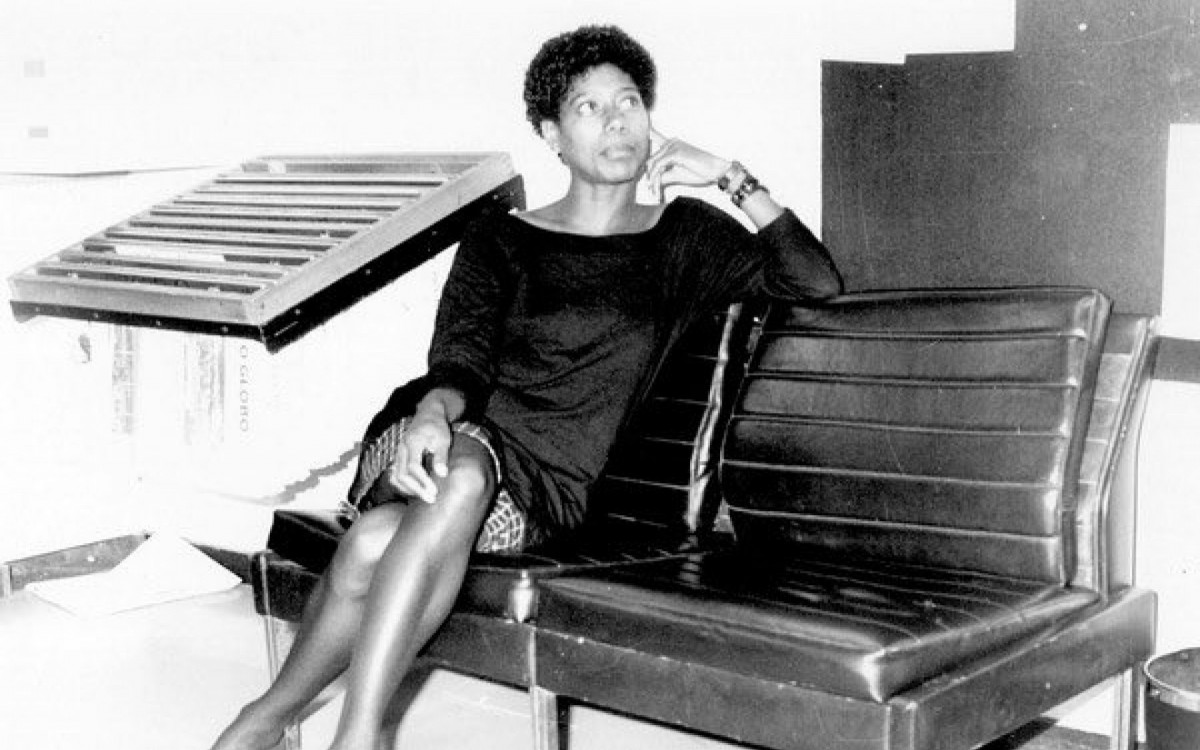 A jornalista Gl&oacute;ria Maria no in&iacute;cio da carreira