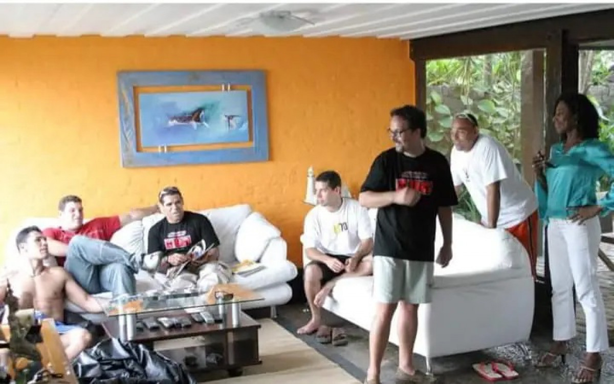 Gl&oacute;ria Maria em reportagem na casa de Rodrigo Minotauro, em 2003