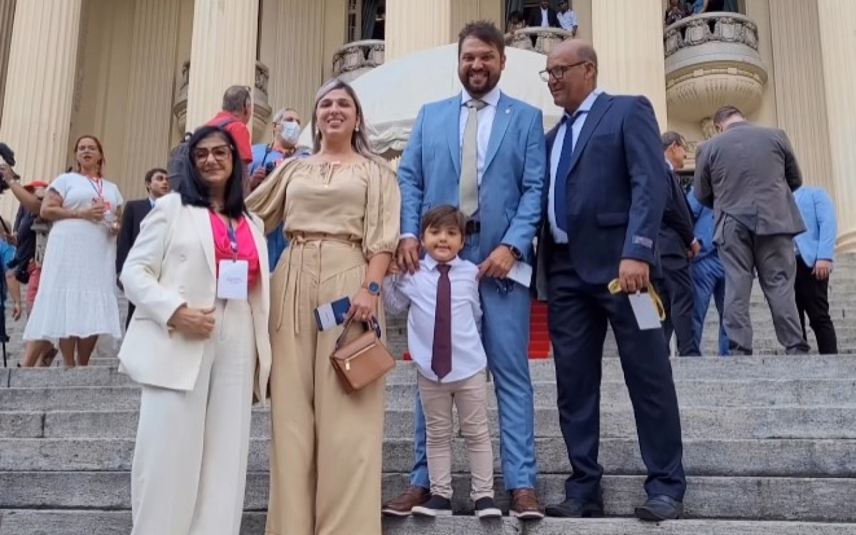 Familiares de J&uacute;lio Rocha posa para foto nas escadarias do Pal&aacute;cio Tiradentes