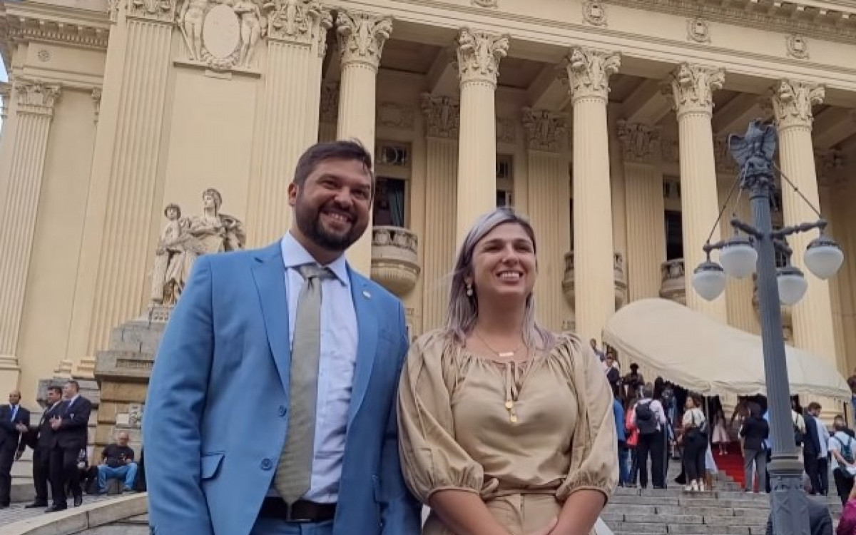 J&uacute;lio Rocha ao lado da irm&atilde; Marina Rocha, que j&aacute; foi deputada estadual e hoje &eacute; prefeita de Guapimirim