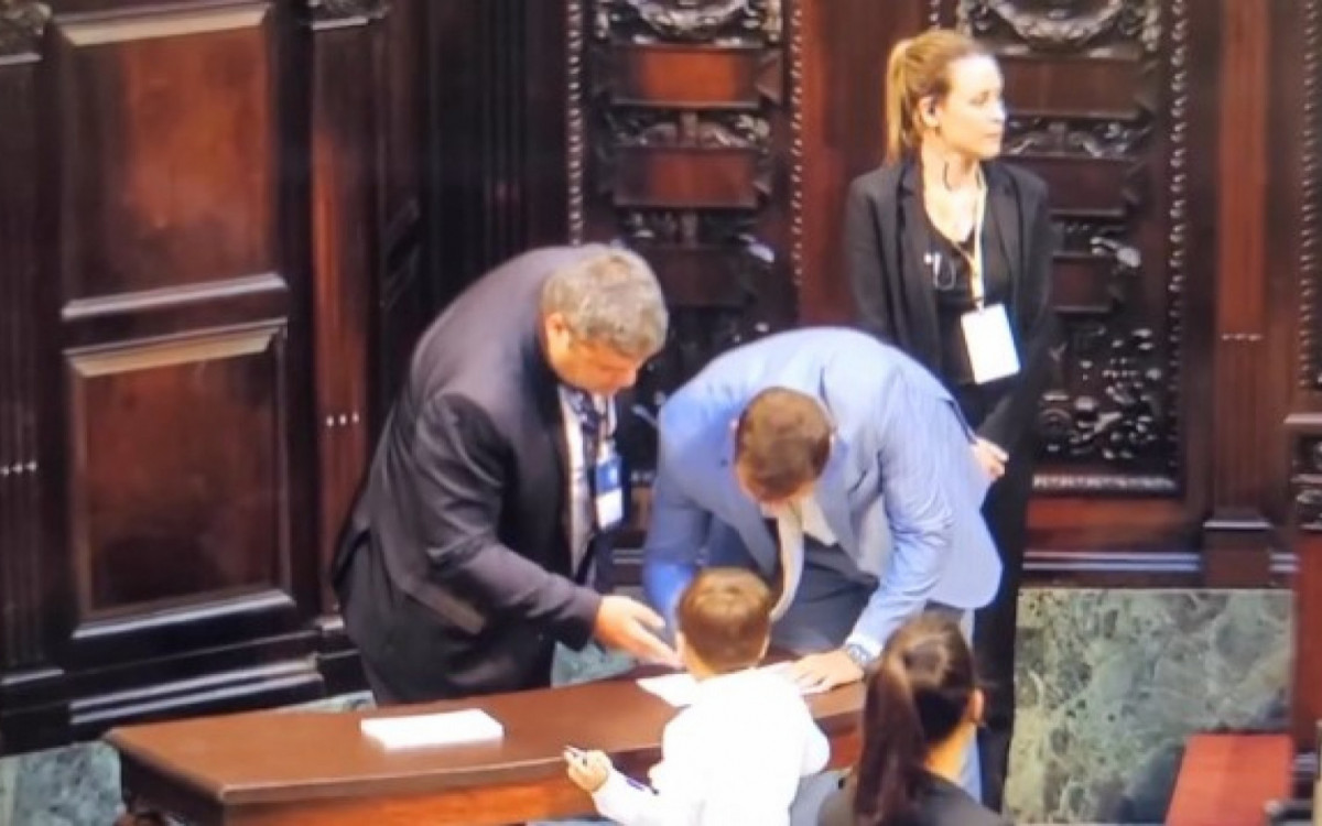 J&uacute;lio Rocha assina livro de posse na Alerj, estando acompanhado do filho