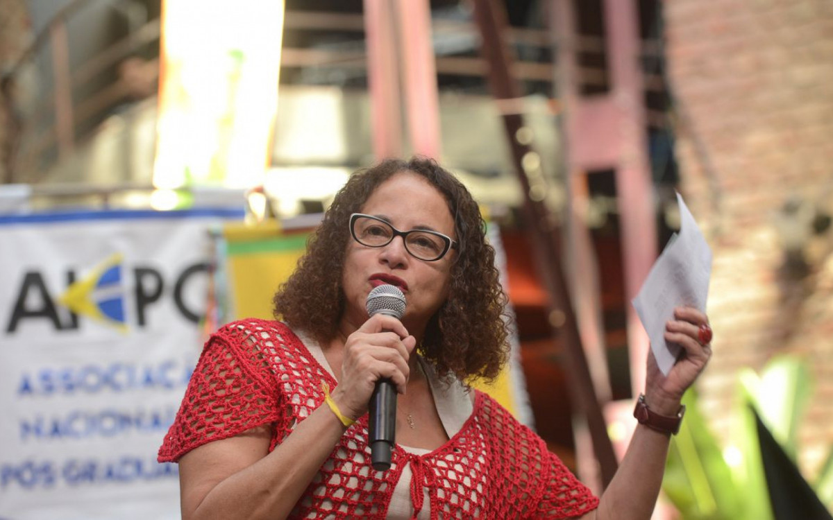 Ministra assegura reajuste de bolsas de pesquisa ainda no 1&ordm; semestre
