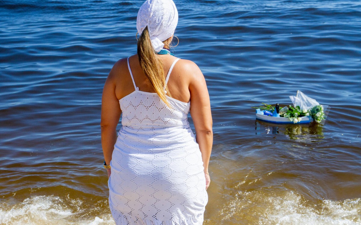 Fiéis lotam praia do Arpoador zona sul do Rio de Janeiro, na tarde dessa quinta-feira dia (2) para o cortejo de Iemanjá.
