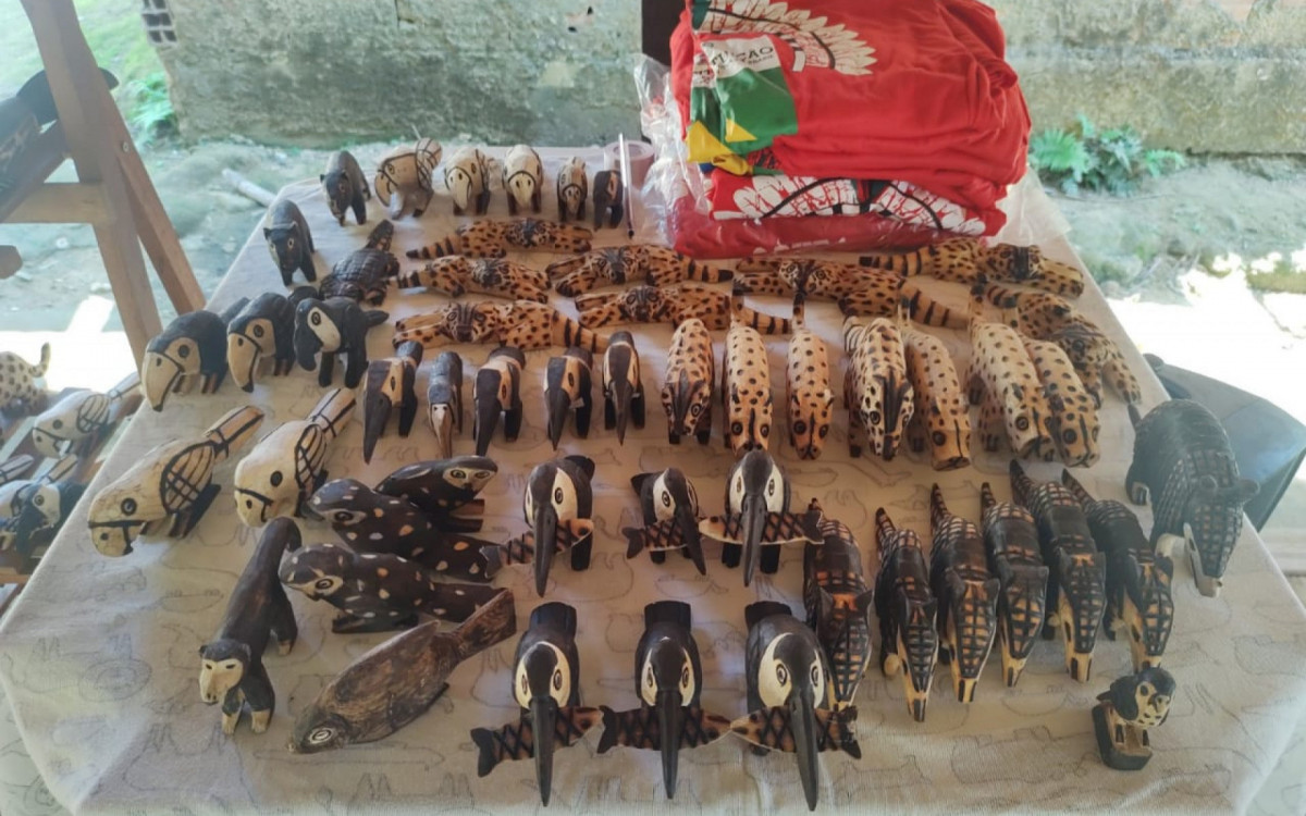 Aldeia Rio Pequeno. Ind&iacute;genas sobrevivem da venda de artesanato e da agricultura de subsist&ecirc;ncia