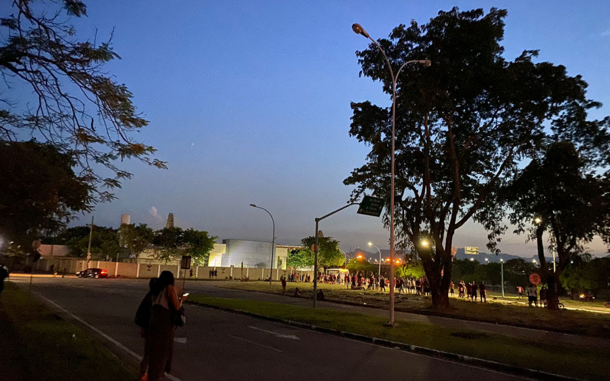 Torcida do Flamengo chega aos poucos ao Galeão; PM reforça segurança