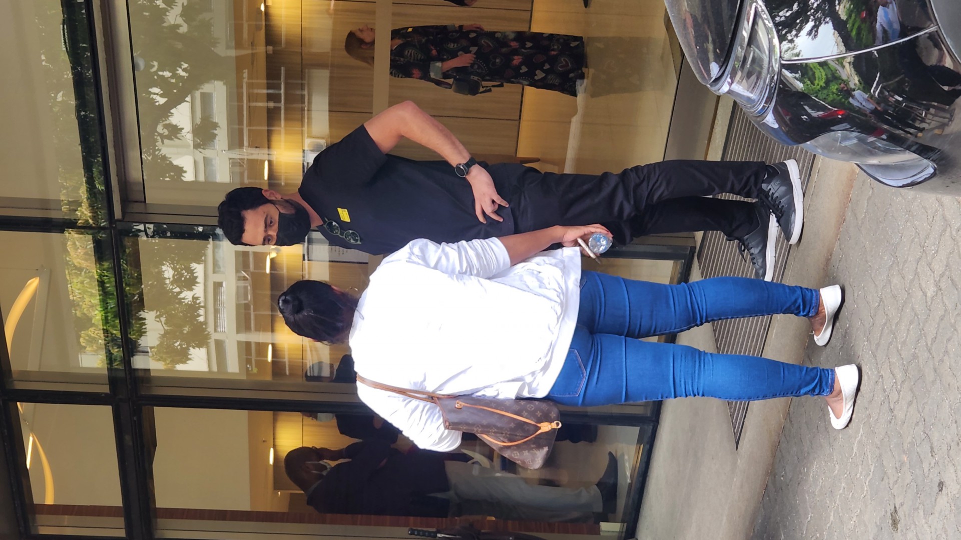 Roberto Marinho Neto e a babá das filhas de Gloria Maria no Hospital Copa Star, na Zona Sul do Rio, na manhã desta quinta-feira - Daniel Delmiro / Ag. News