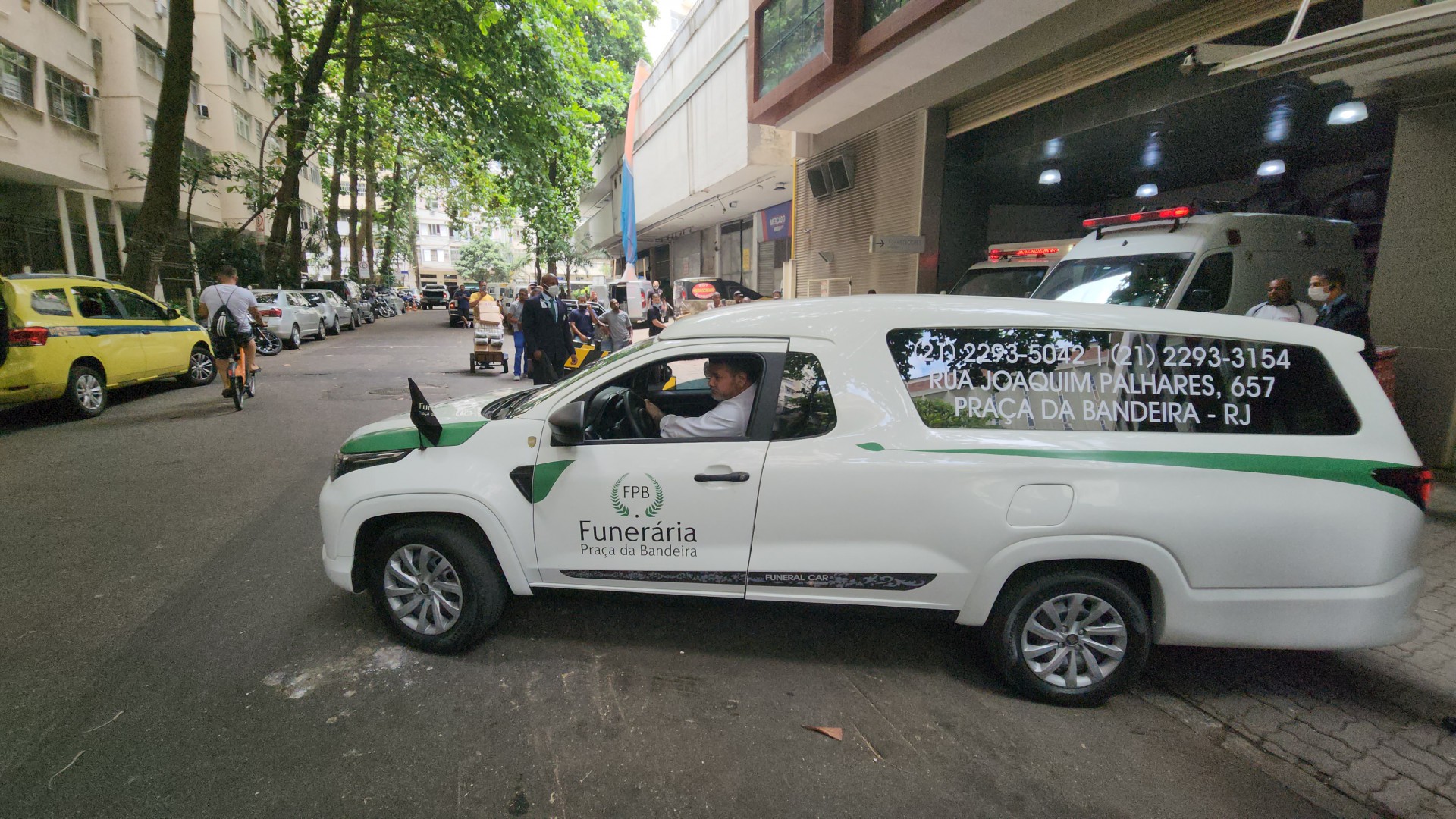 Corpo de Gloria Maria deixa o hospital Copa Star - Daniel Delmiro / Ag. News