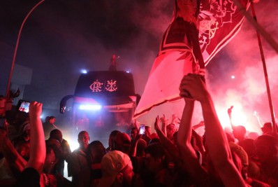 Abraçado pela Nação, Flamengo chega ao Galeão para embarcar ao Marrocos