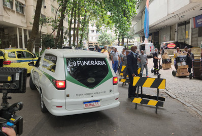 Corpo de Gloria Maria deixa hospital; Roberto Marinho Neto esteve no local