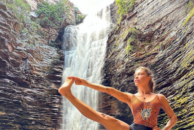 Grazi Massafera viaja para cachoeira na Chapada Diamantina: 'Sigo colecionando bilhetes de amor'