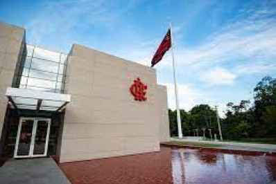 Chamado de 'Novo Zico' nos tempos de Flamengo, meia assina com clube do futebol italiano