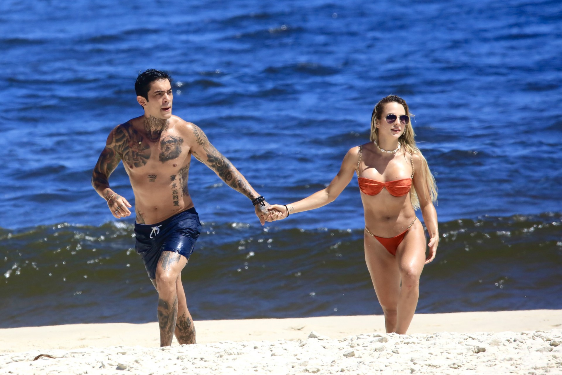 Gabi Martins é flagrada na praia com namorado Lincoln Lau - Victor Chapetta