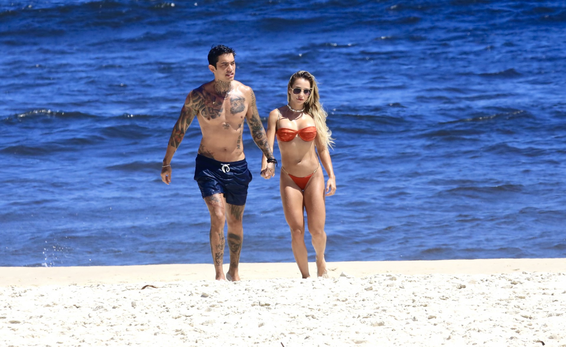 Gabi Martins é flagrada na praia com namorado Lincoln Lau - Victor Chapetta