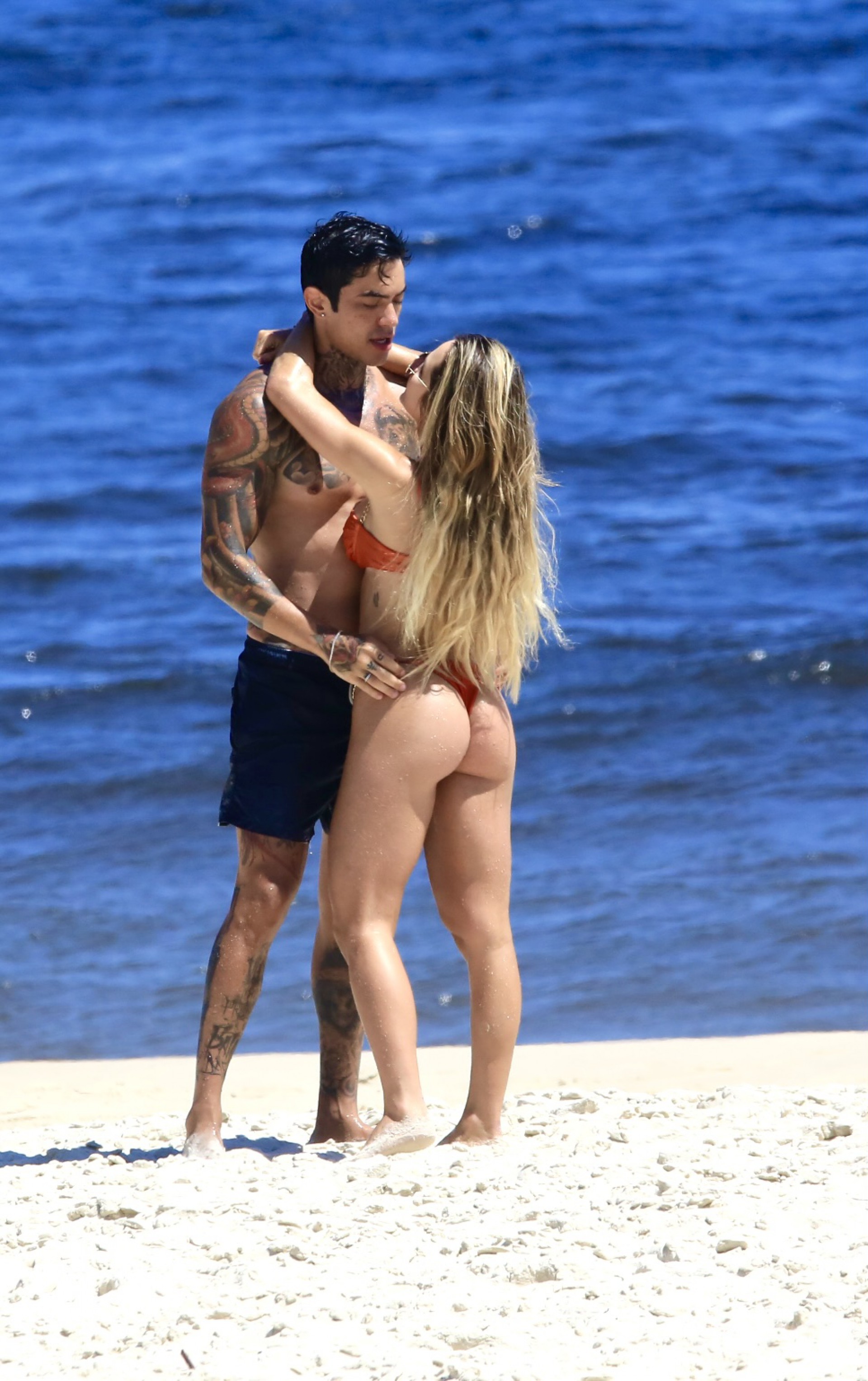 Gabi Martins é flagrada na praia com namorado Lincoln Lau - Victor Chapetta