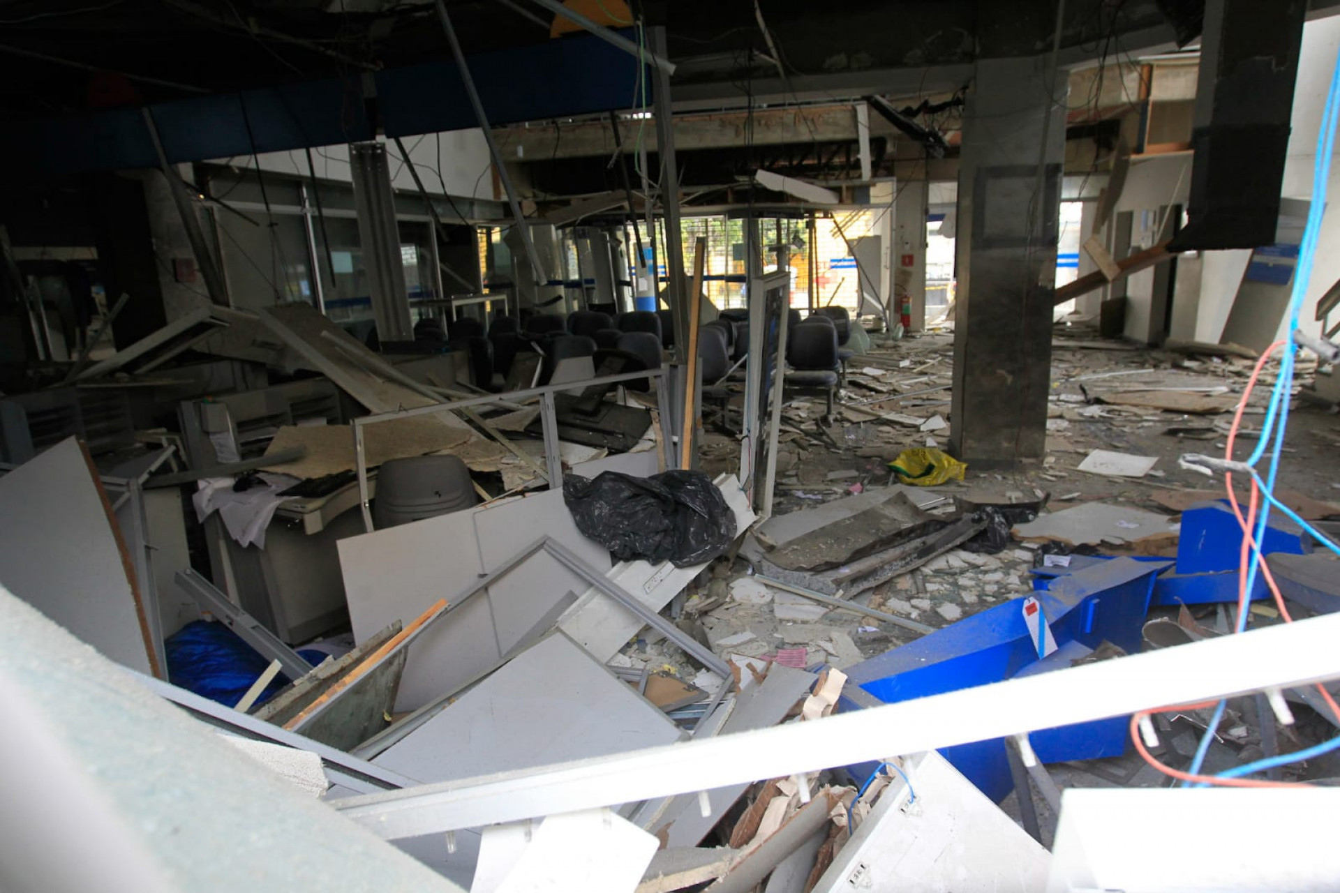 Na foto, o rastro de destruição deixado pela explosão da agência, a segunda em um mês - Reginaldo Pimenta/Agência O Dia