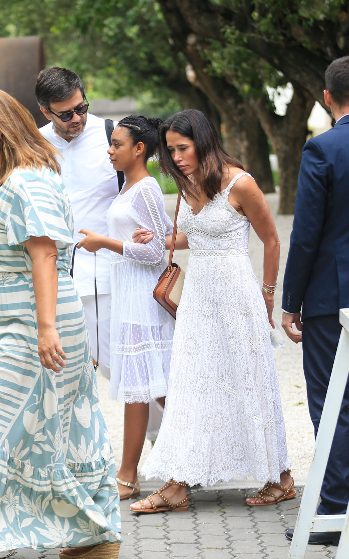 Laura, filha de Gloria, comparece ao vel&oacute;rio da m&atilde;e