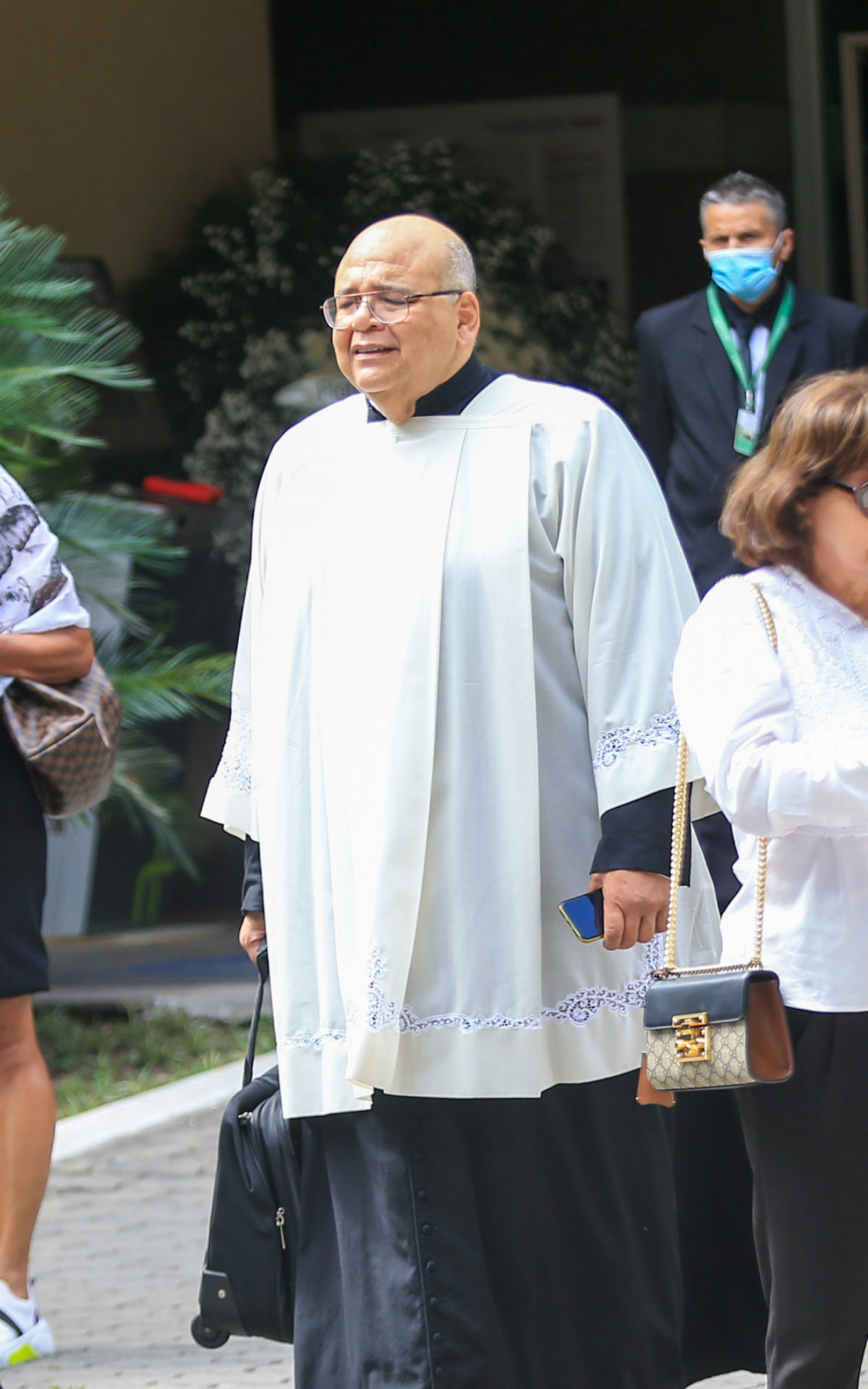 Padre Jorj&atilde;o comparece ao vel&oacute;rio de Gloria Maria