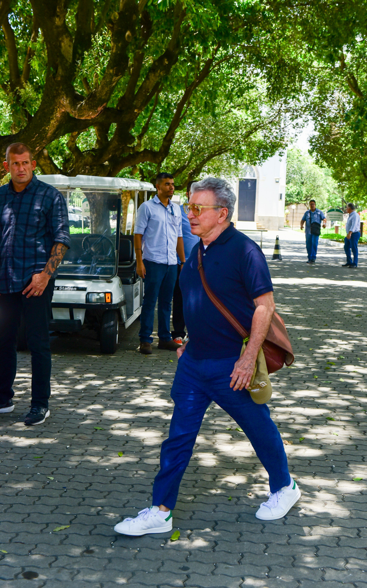 Edney Silvestre chega ao vel&oacute;rio de Gloria Maria