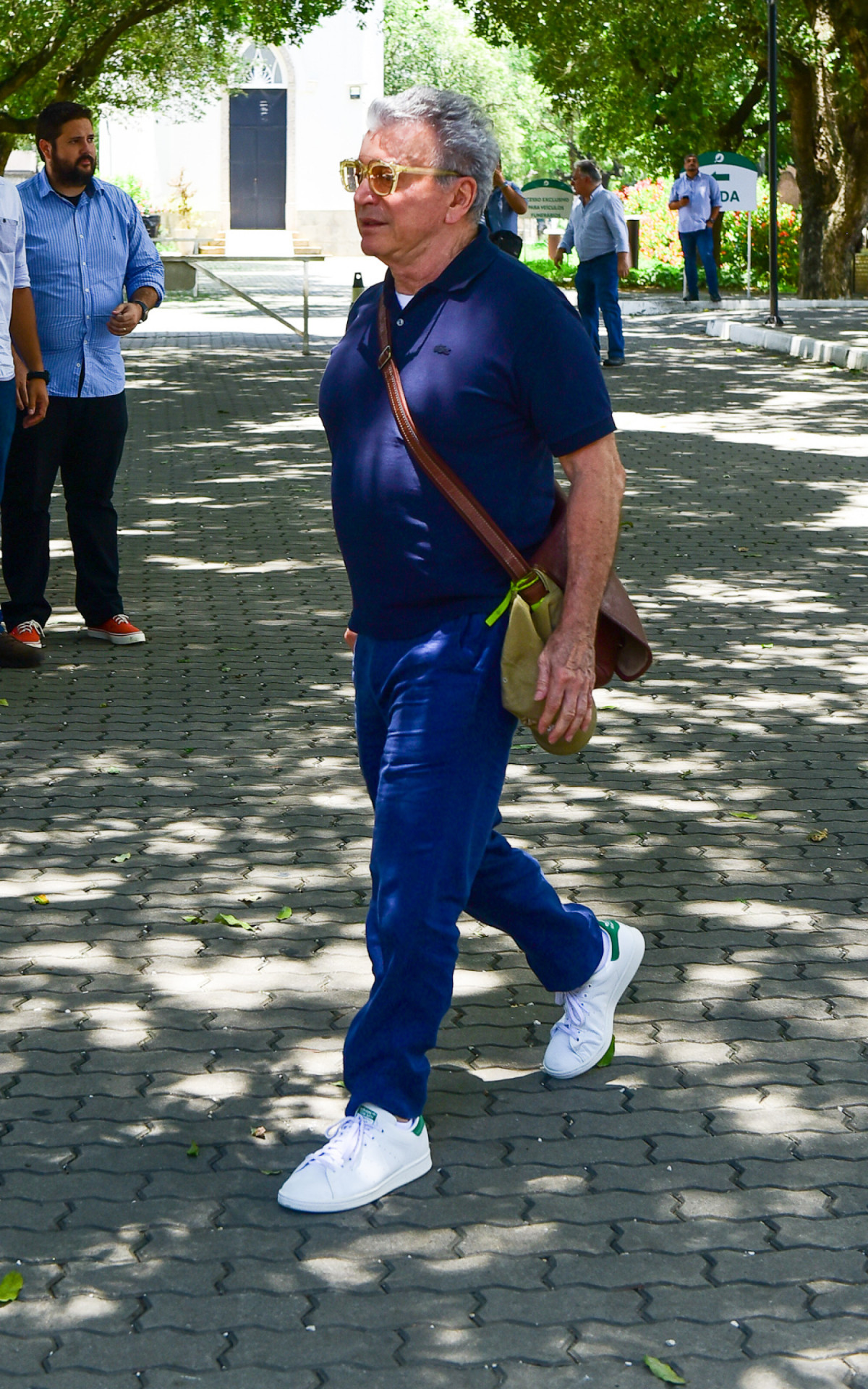 Edney Silvestre chega ao vel&oacute;rio de Gloria Maria