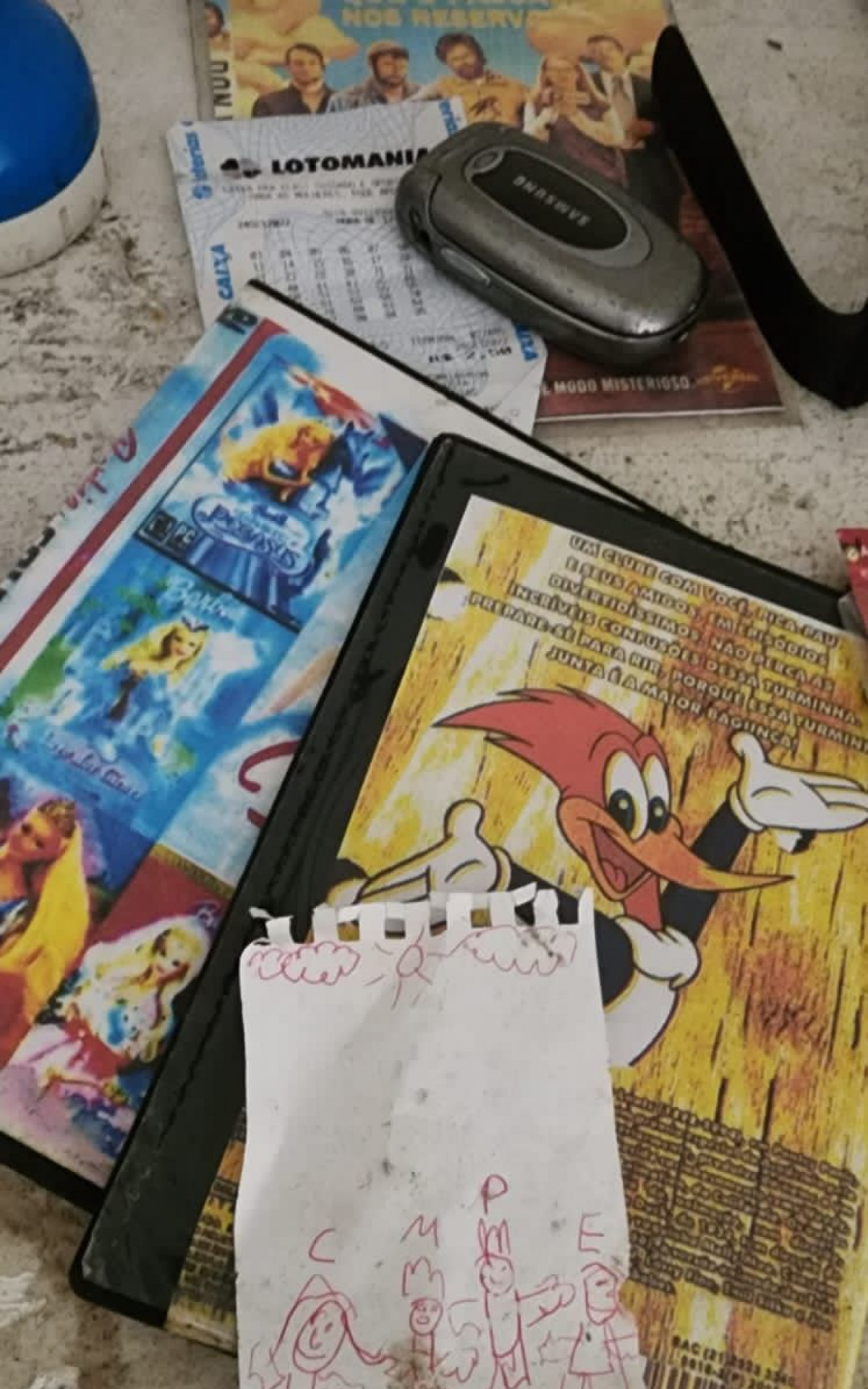 Os policiais encontraram diversos DVDs de filmes pornográficos em meio a revistas infantis e brinquedos - Divulgação