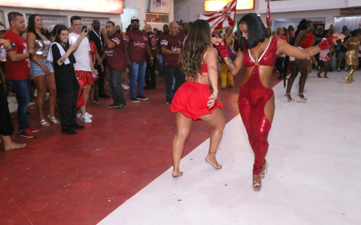 Viviane Ara&uacute;jo e MC Rebecca