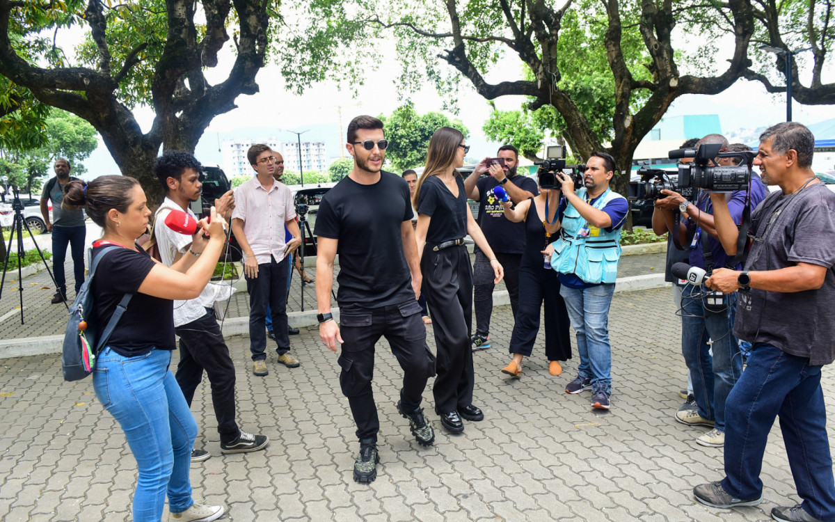 Klebber Toledo e Camila Queiroz 