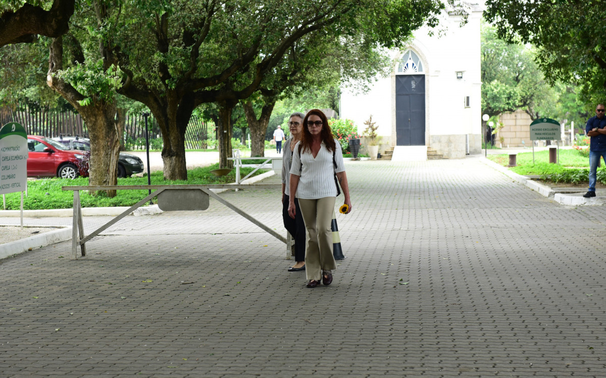 Leilane Neubarth chega ao vel&oacute;rio de Gloria Maria