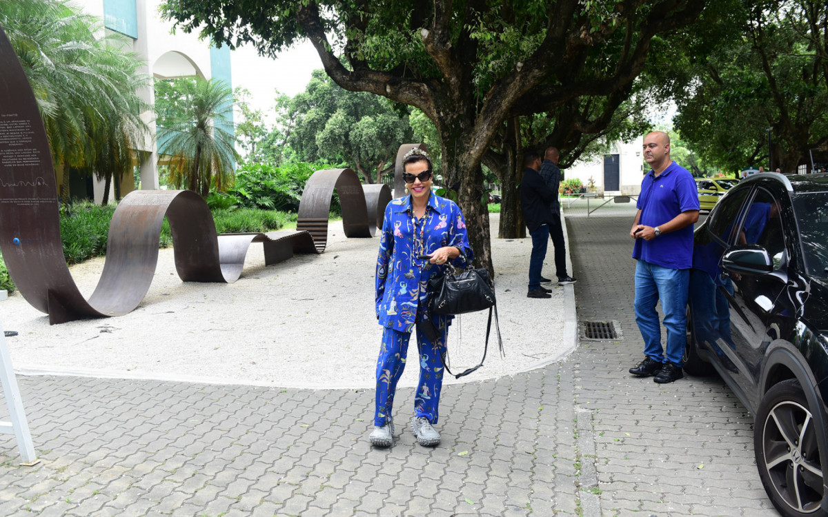 Narcisa Tamborindeguy comparece ao vel&oacute;rio de Gloria Maria