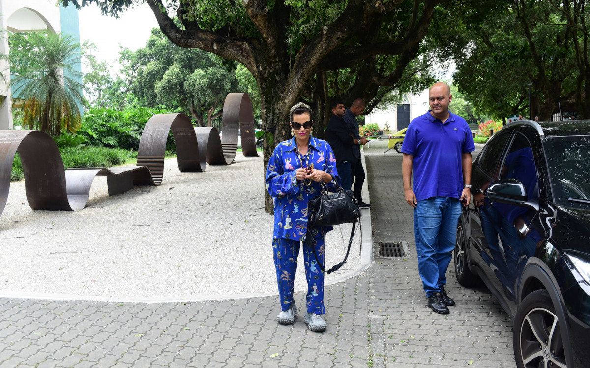 Narcisa Tamborindeguy comparece ao vel&oacute;rio de Gloria Maria