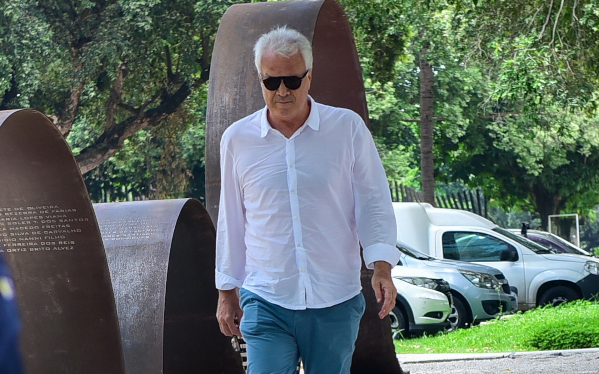 Pedro Bial chega ao vel&oacute;rio de Gloria Maria