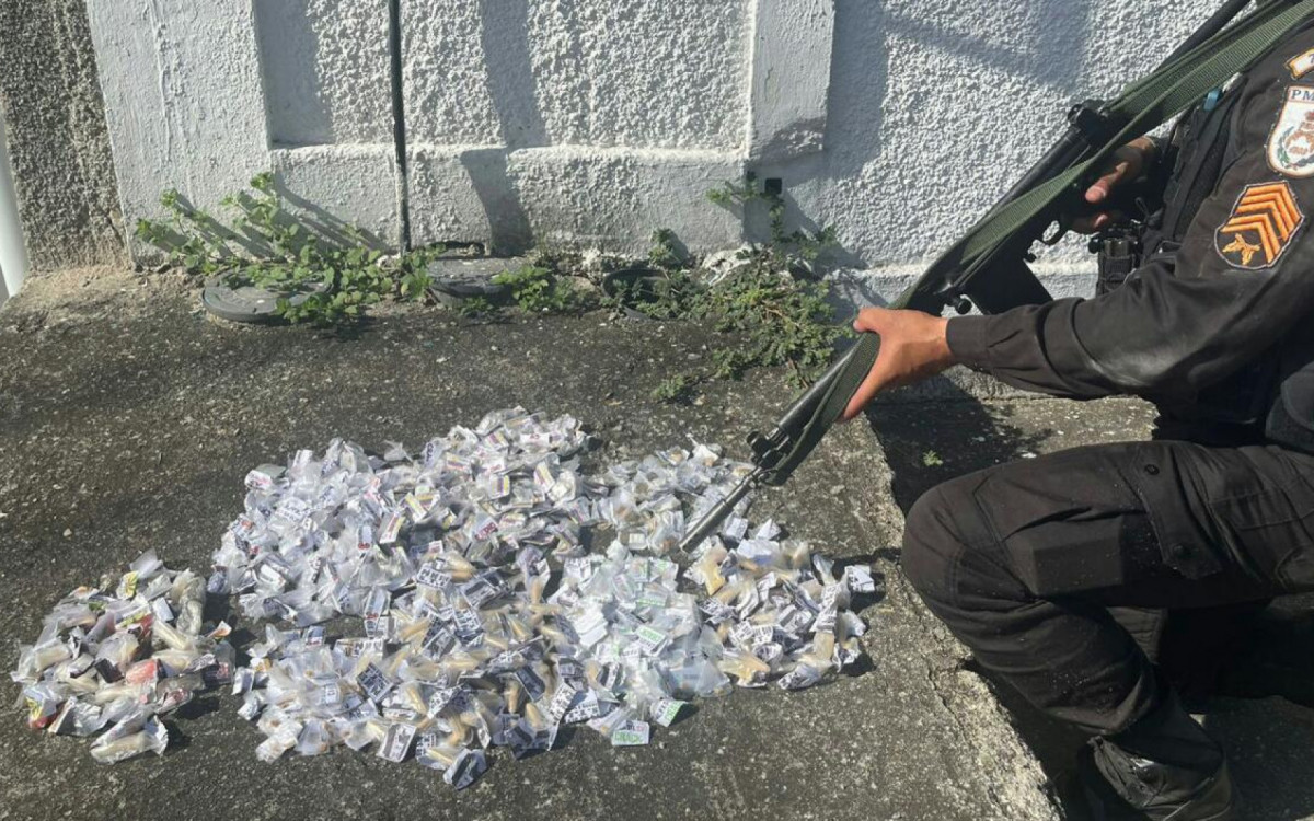 PMs prenderam quatro suspeitos e apreenderam drogas no Jardim Catarina