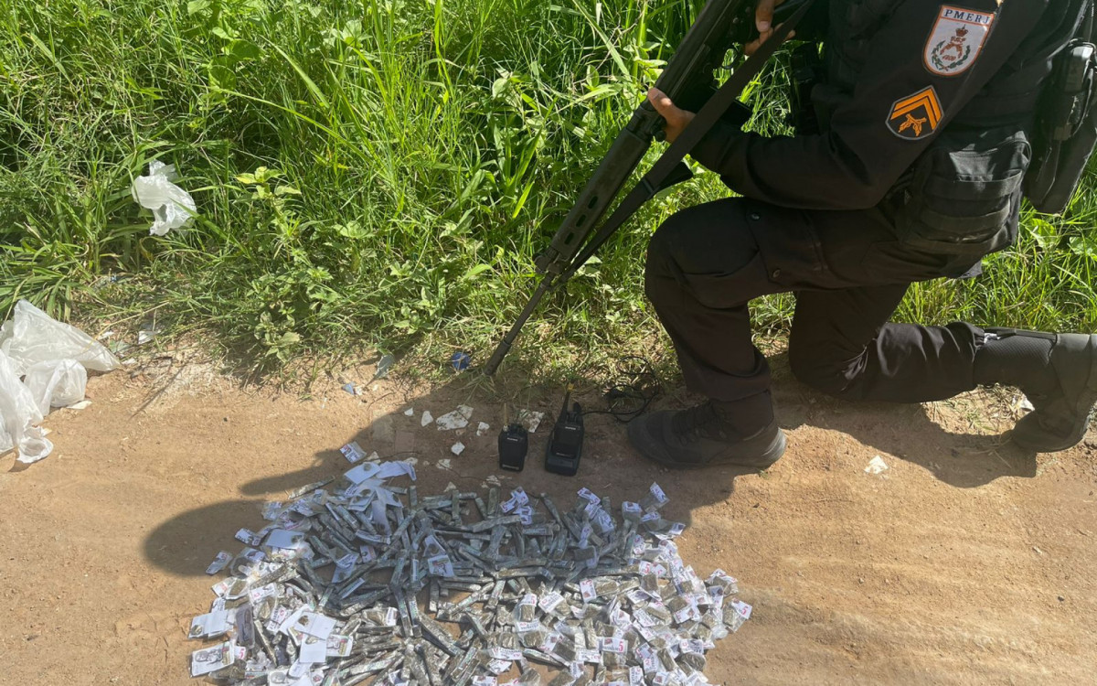 PMs prenderam quatro suspeitos e apreenderam drogas no Jardim Catarina