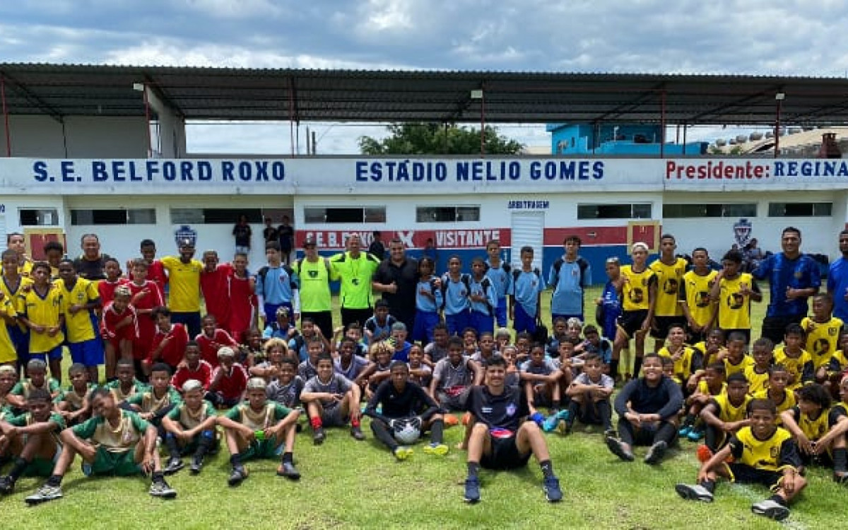 As equipes que participaram do torneio posam no gramado do Est&aacute;dio N&eacute;lio Gomes